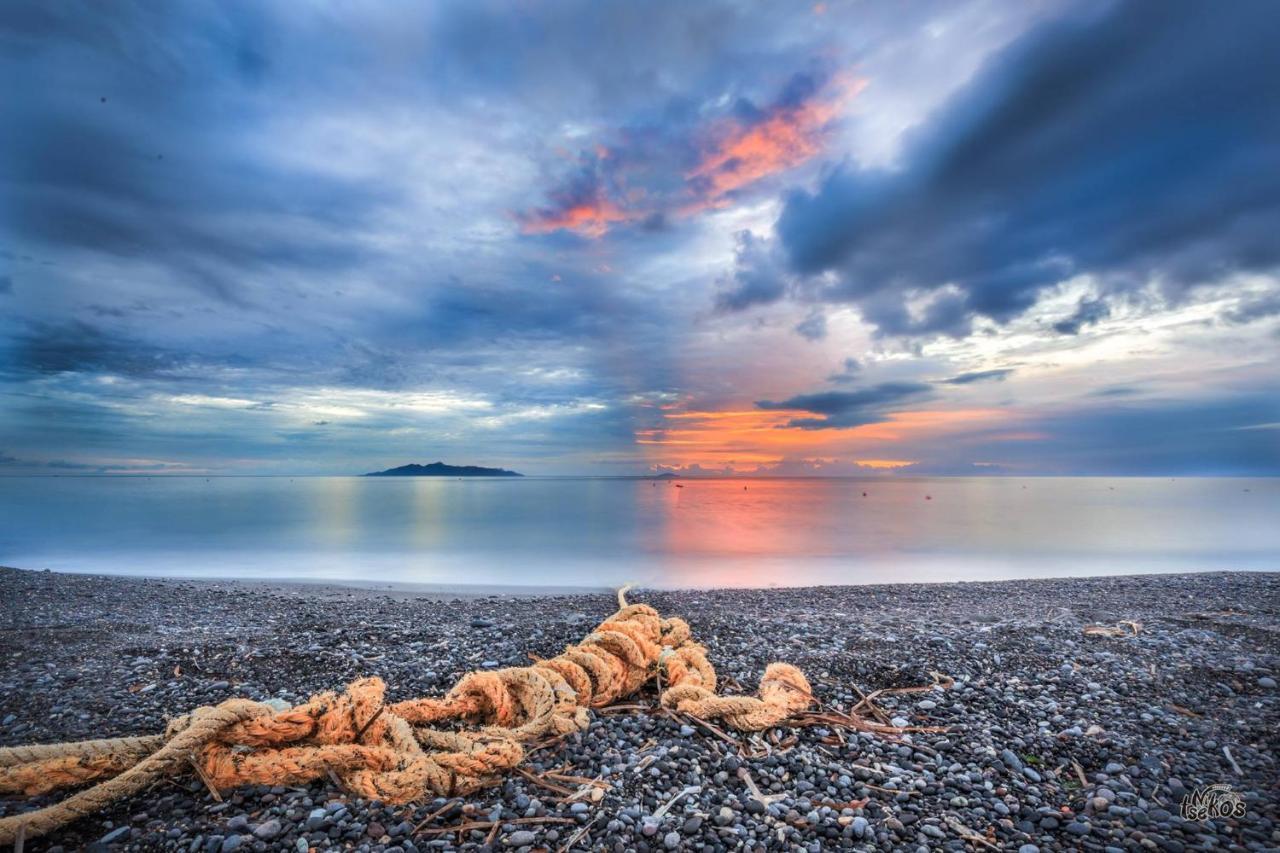Moschatos Beach House คามารี ภายนอก รูปภาพ